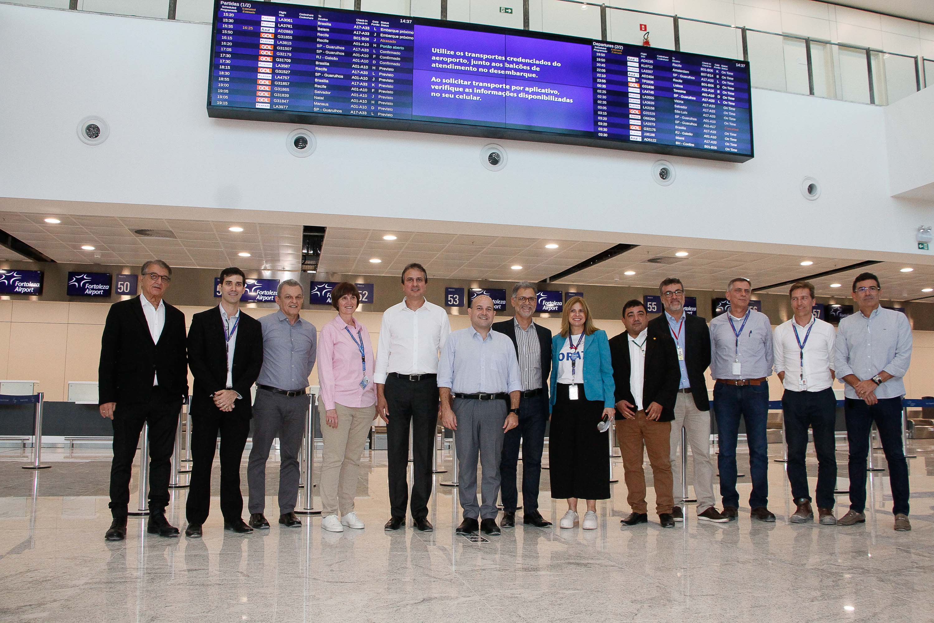 várias pessoas posando para a foto